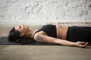yoga-posture-du-cadavre