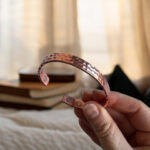 Bracelet en cuivre magnétique martelé