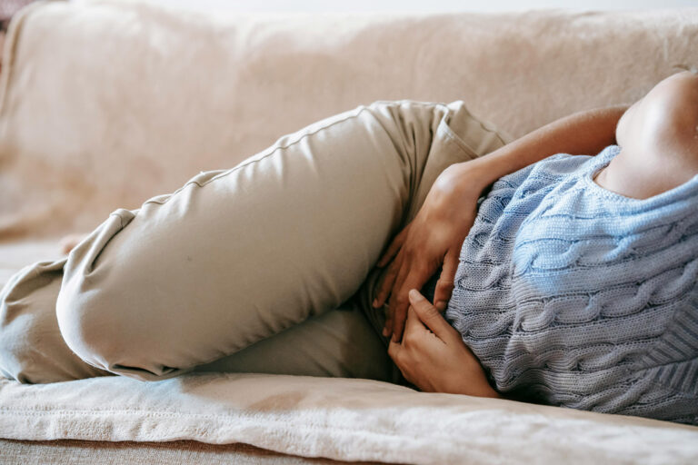 Découvrez comment soulager naturellement le reflux gastrique aggravé par le stress grâce à l'Ayurvéda et la phytothérapie